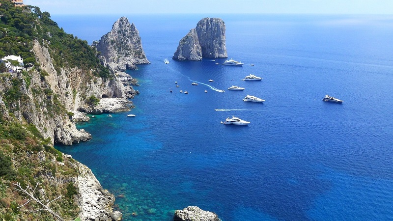 Capri och Faraglioniklipporna