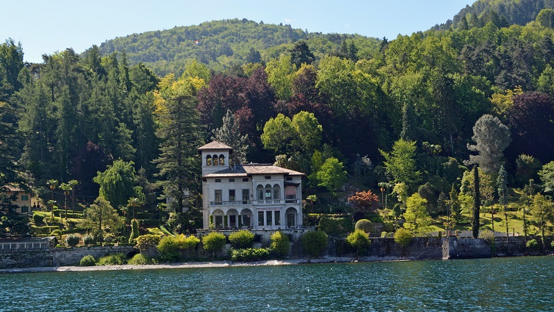 Vyer från båt på Comosjön